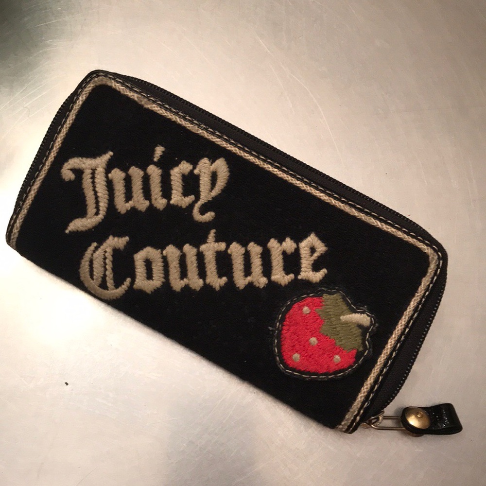 ⭐️ICONIC JUICY COUTURE wallet, love the hardware!!